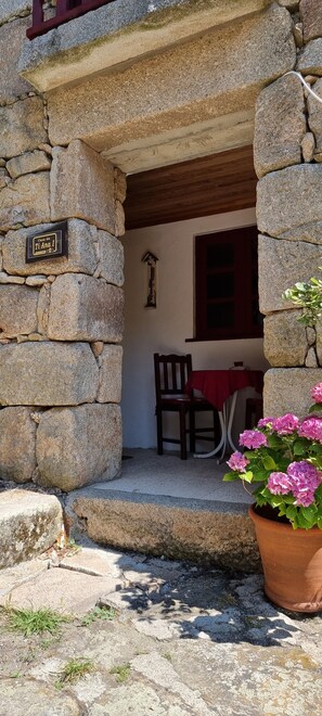 House, 2 Bedrooms, Mountain View | Terrace/patio