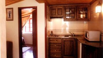 House, 3 Bedrooms, Mountain View | Private kitchen