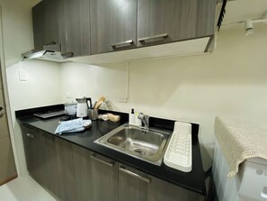 Private kitchen - The Currency with Netflix, Free Gym and Pool @ Ortigas Center, Pasig (Pasig)