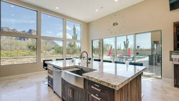 House (5 Bedrooms) | Interior