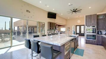 House (5 Bedrooms) | Interior