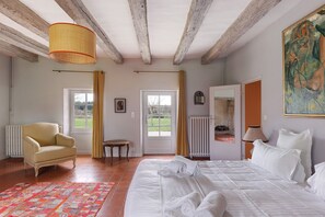 5 bedrooms, iron/ironing board, WiFi, bed sheets