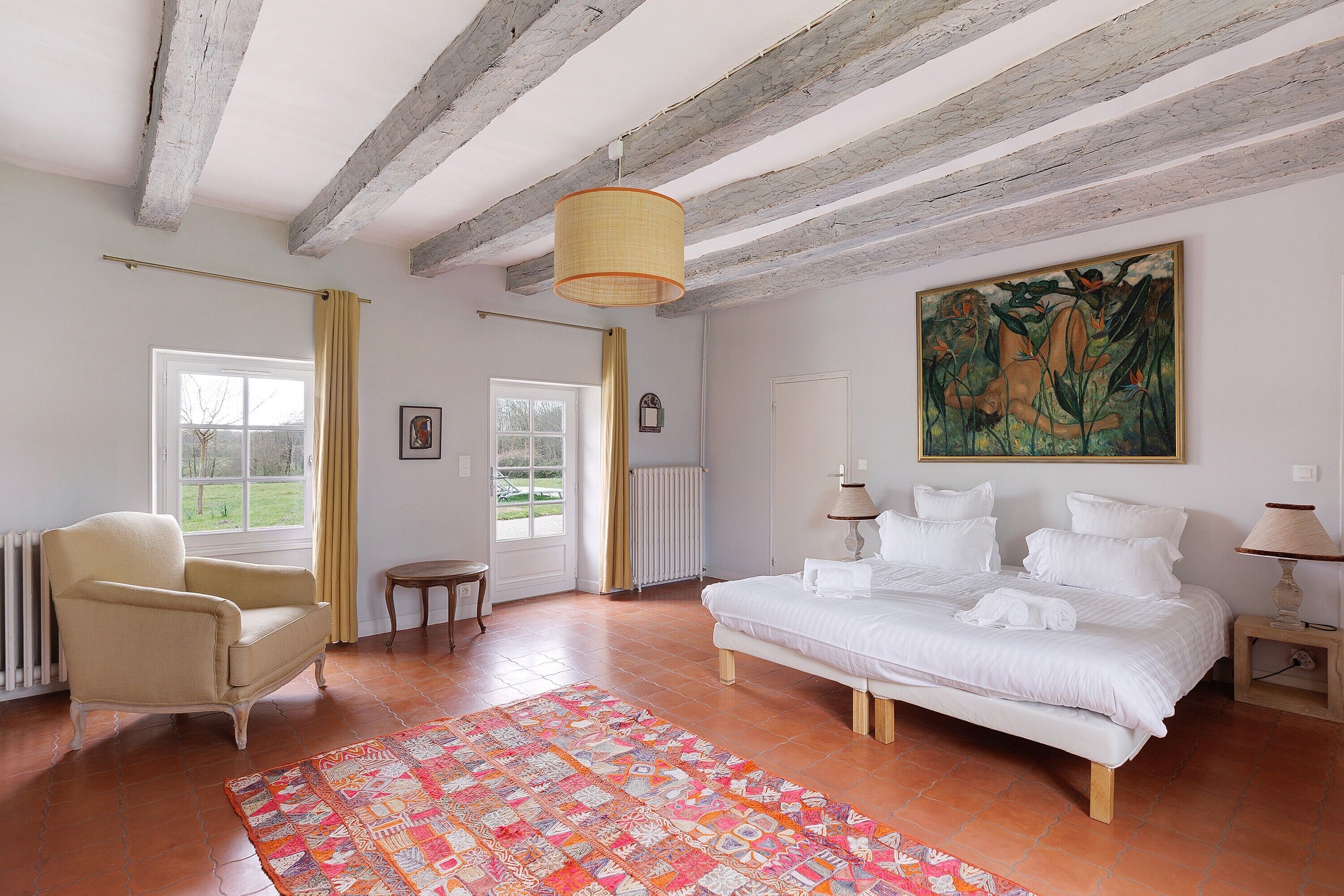 5 bedrooms, iron/ironing board, WiFi, bed sheets