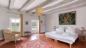 5 bedrooms, iron/ironing board, WiFi, bed sheets