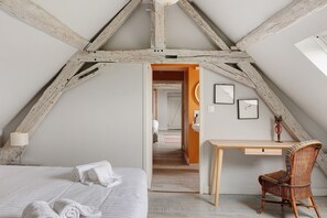 5 bedrooms, iron/ironing board, WiFi, bed sheets