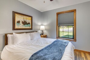 House (4 Bedrooms) | Interior - Gorgeous Lakefront Home w/ Private Dock & Deck (Mabank)