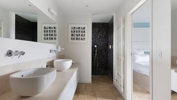 Een douche, een haardroger, handdoeken