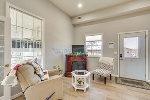 Apartment (1 Bedroom) | Interior - Peaceful Country Escape w/ Sunroom in Richland (Richland)