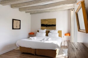 5 bedrooms, iron/ironing board, WiFi, bed sheets