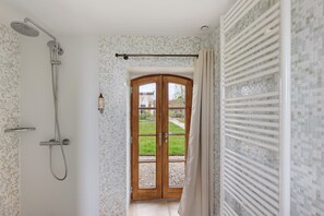 Douche, sèche-cheveux, serviettes fournies
