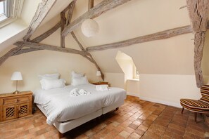 5 bedrooms, iron/ironing board, WiFi, bed sheets