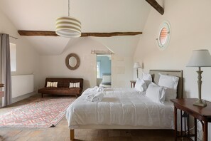 6 bedrooms, iron/ironing board, WiFi, bed sheets