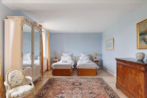 6 bedrooms, iron/ironing board, WiFi, bed sheets