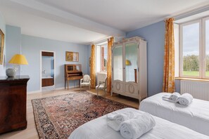 6 bedrooms, iron/ironing board, WiFi, bed sheets