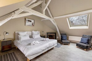 4 bedrooms, iron/ironing board, WiFi, bed sheets