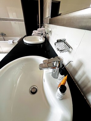 Bathroom - Golden Crystal Hotel (Gaborone)