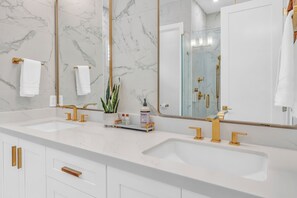 Eco-friendly toiletries, hair dryer, towels, soap - Ocean Palms Luxury Oceanfront SeaGlass Cove FLKeys (Marathon)
