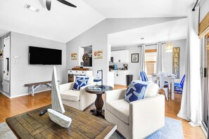 TV - Pensacola Retreat: Beach & Downtown Fun Awaits! (Pensacola)