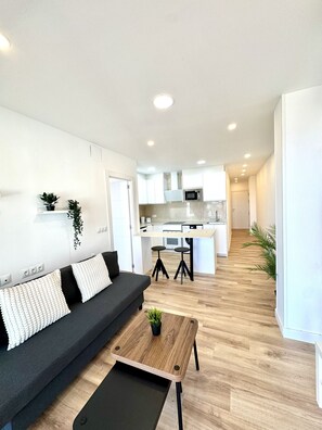 TV - Suitehomes Penthouse Granados (Málaga)