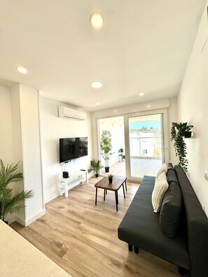 TV - Suitehomes Penthouse Granados (Málaga)