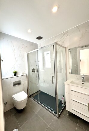 Shower, hair dryer, towels - Suitehomes Penthouse Granados (Málaga)