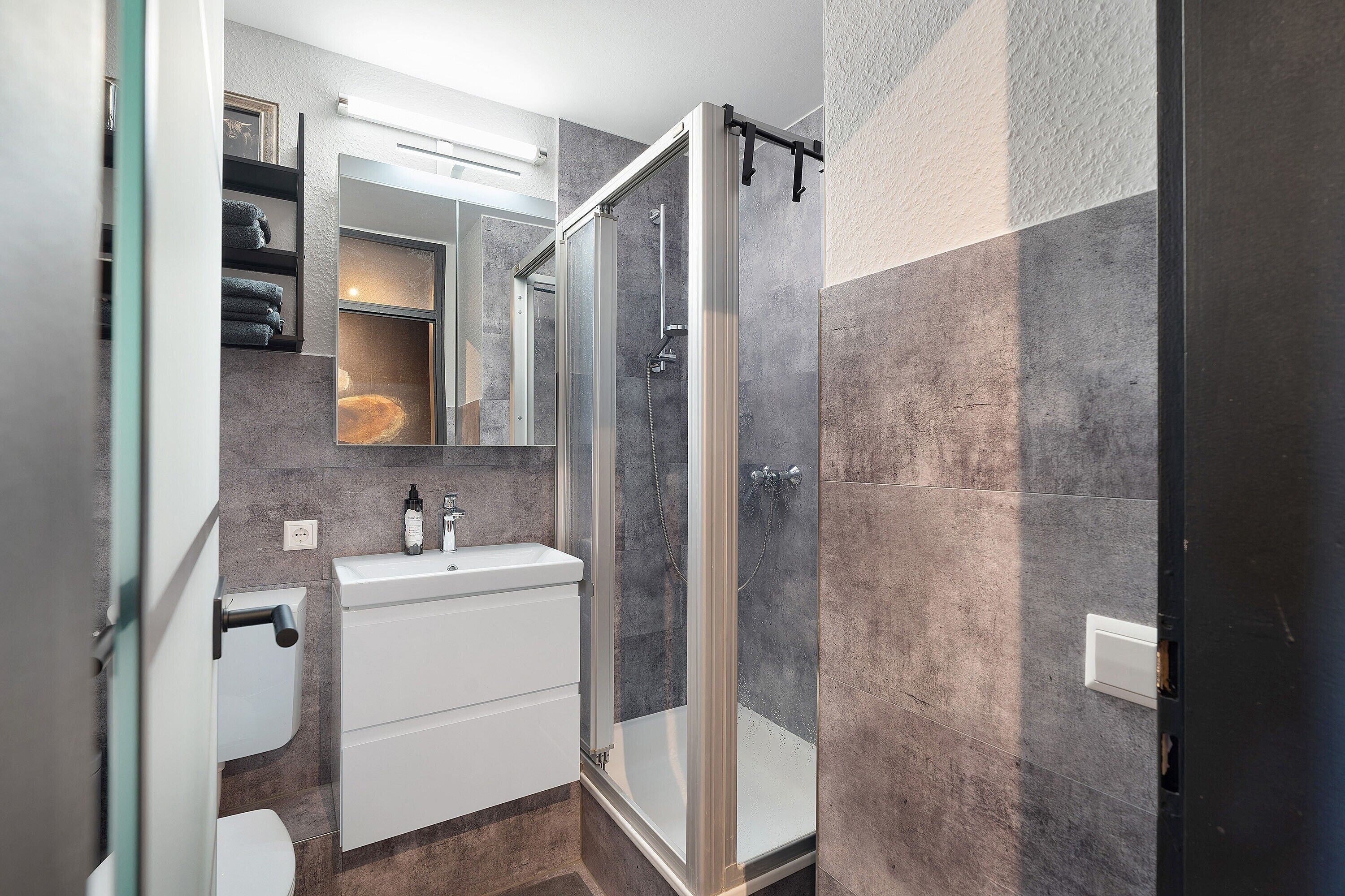 Shower, hair dryer, towels