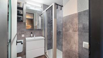 Shower, hair dryer, towels