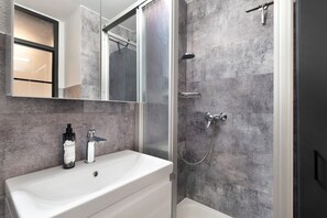 Een douche, een haardroger, handdoeken