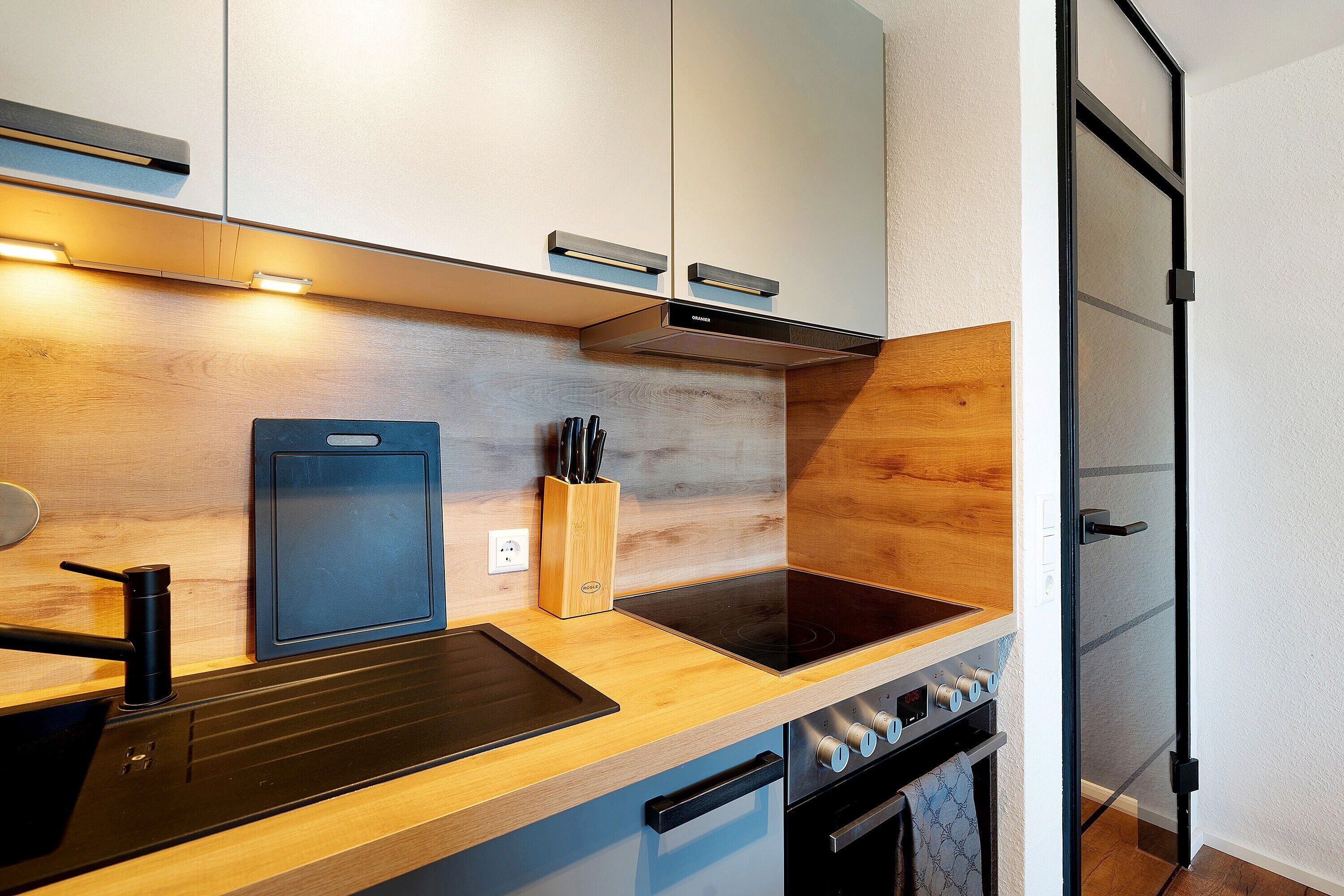 Kühlschrank, Mikrowelle, Ofen, Herdplatte