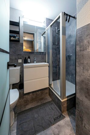 Bathroom - Apartment “Forest Elegance” with Mountain View, Balcony and Wi-Fi (Freudenstadt)
