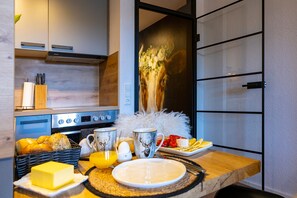 Private kitchen - Apartment “Forest Elegance” with Mountain View, Balcony and Wi-Fi (Freudenstadt)