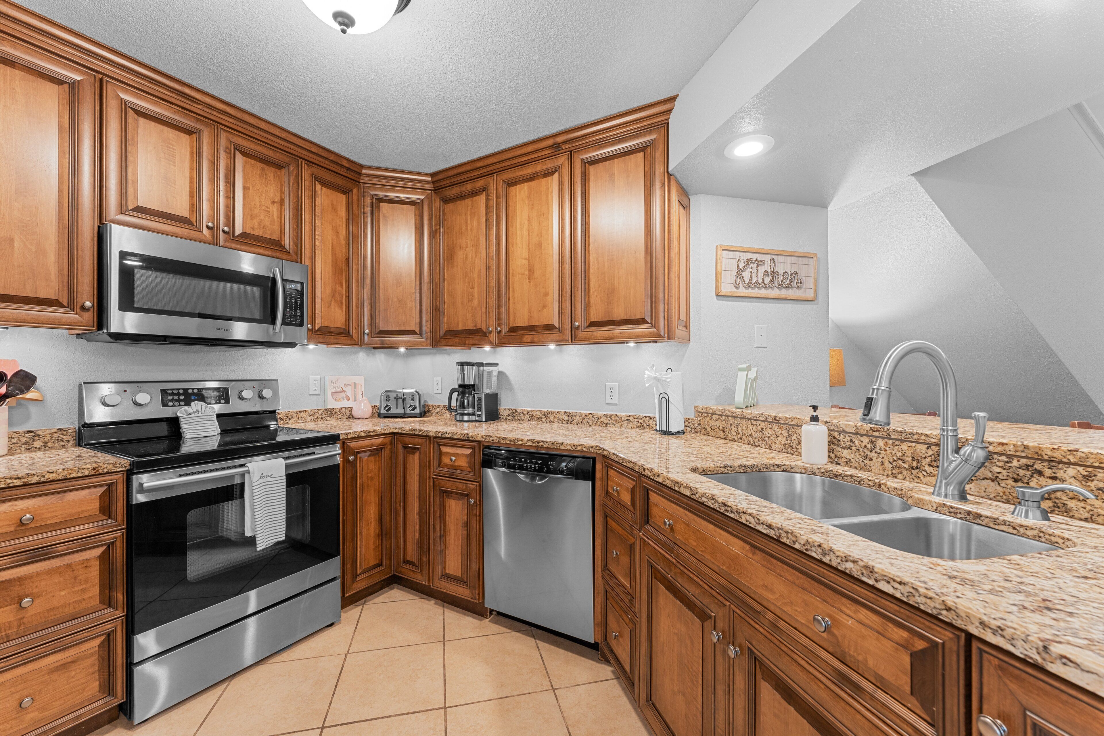 Condo, 4 Bedrooms | Private kitchen