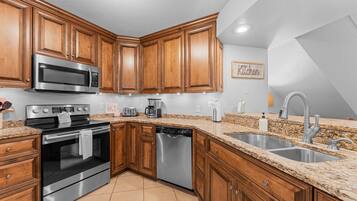 Condo, 4 Bedrooms | Private kitchen