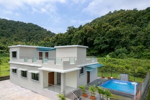 Exterior - Alaya Stays The Fernstead 5BHK Villa (Parhur)