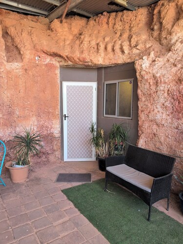 Pet friendly 2-bedroom apartment in awesome Coober Pedy location