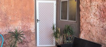 Pet friendly 2-bedroom apartment in awesome Coober Pedy location