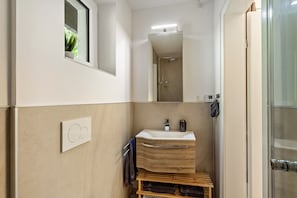 Dusche, Haartrockner, Handtücher