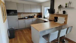 Kühlschrank, Mikrowelle, Ofen, Herdplatte