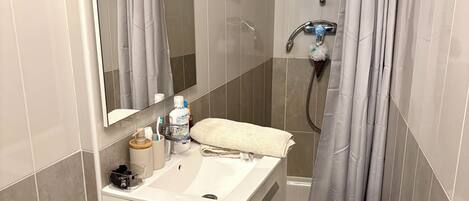 Toallas, jabón, papel de baño