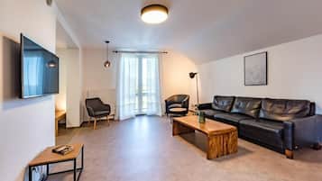 Apartamento luxo, varanda, vista para a cidade | Área de estar