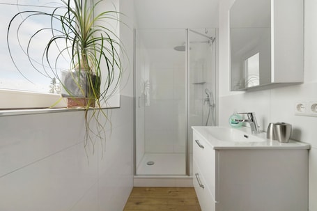 Shower, hair dryer, towels. Holiday Home 'Wohnung in Ruhiger Lage' with Shared Garden and Wi-Fi