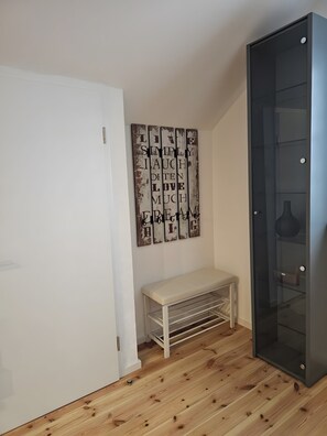 Interior - Holiday Home 'Wohnung in Ruhiger Lage' with Shared Garden and Wi-Fi (Rosengarten)