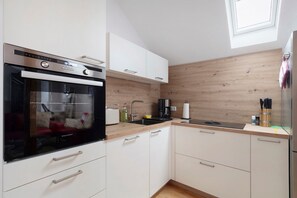 Frigorífico, microondas, horno y placa de cocina