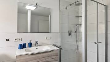 Dusche, Haartrockner, Handtücher