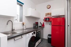 Réfrigérateur, micro-ondes, four, plaque de cuisson