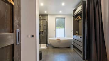 Chalet, patio, uitzicht op tuin | Badkamer