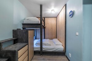 Nhà gỗ, sân hiên, quang cảnh vườn