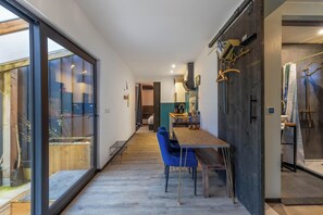 Nhà gỗ, sân hiên, quang cảnh vườn | Nội thất