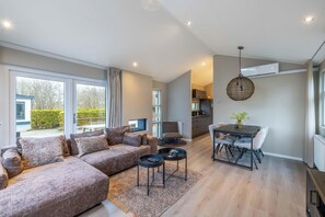Deluxe Chalet | Living area - Vakantiepark In Style (Menaldum)