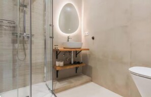 Hair dryer, towels, soap, toilet paper - Modern & Bright 3-Bedroom Apartment in Exclusive Salamanca District (Madrid)